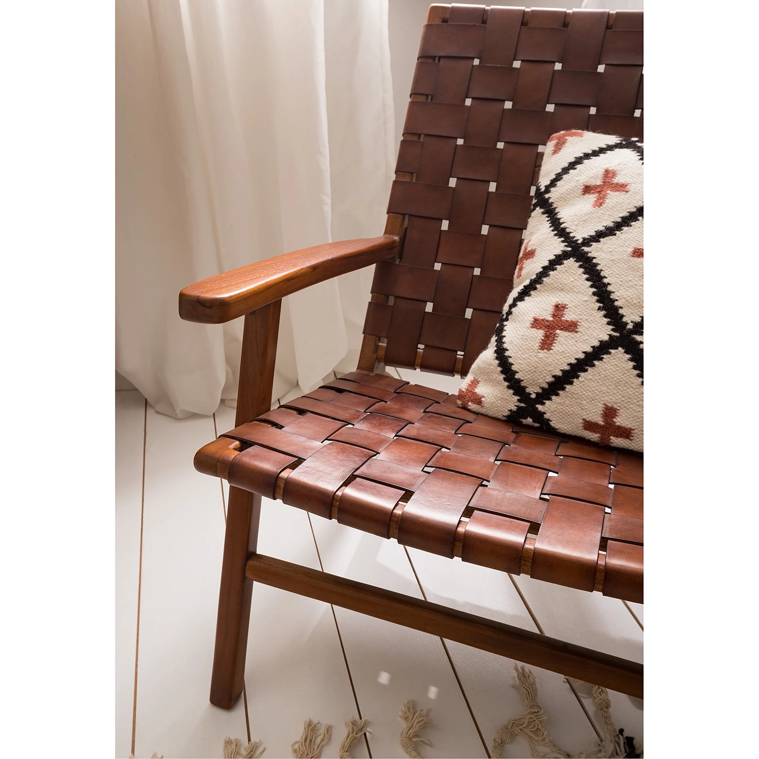 Ars manufacti Fauteuil design Bourbourg - Cuir tressé / Teck massif - marron cognac / Teck 14 Ars manufacti Fauteuil design Bourbourg - Cuir tressé / Teck massif - marron cognac / Teck – Image 12