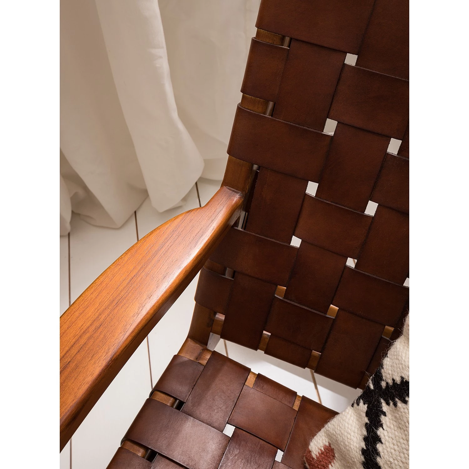 Ars manufacti Fauteuil design Bourbourg - Cuir tressé / Teck massif - marron cognac / Teck 15 Ars manufacti Fauteuil design Bourbourg - Cuir tressé / Teck massif - marron cognac / Teck – Image 13