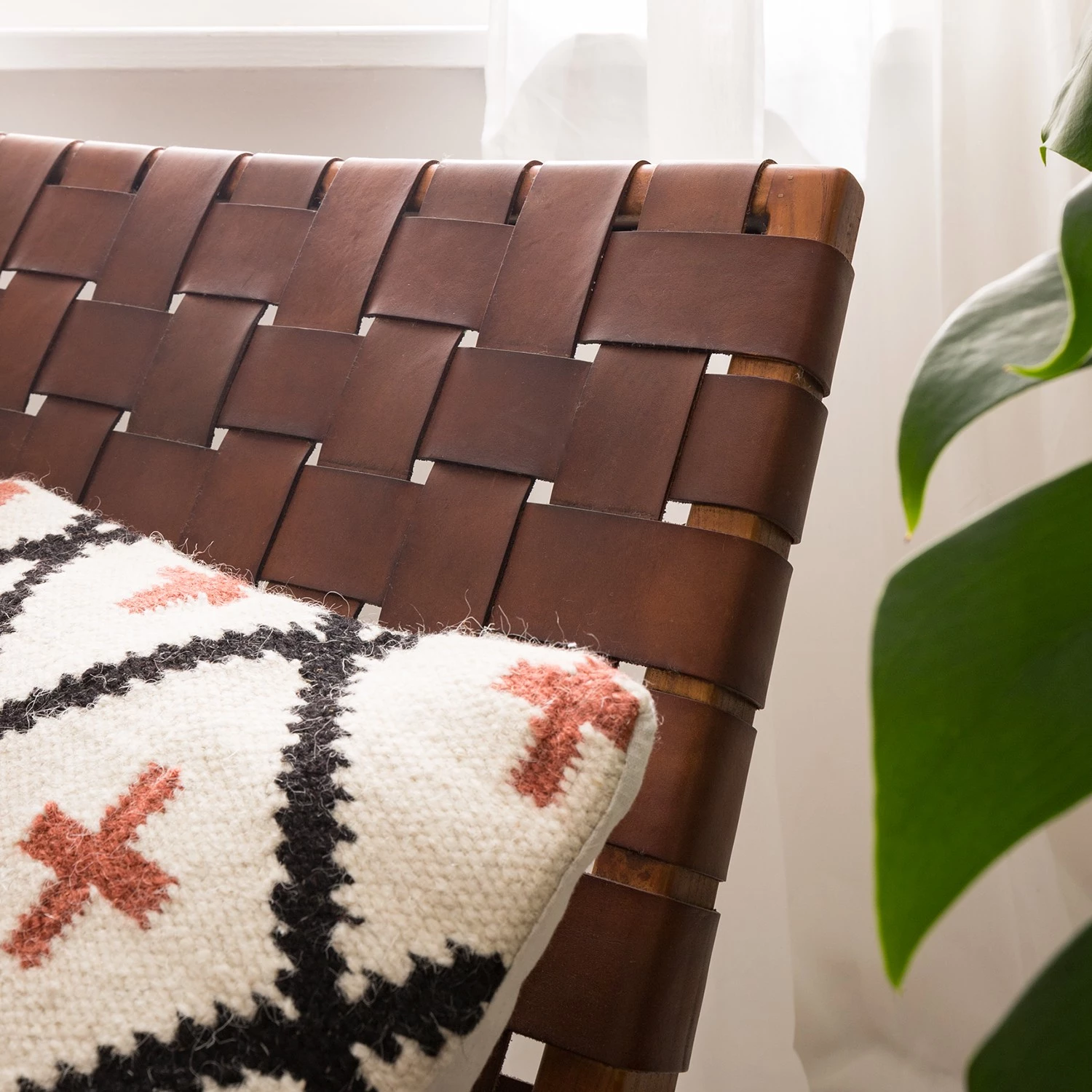 Ars manufacti Fauteuil design Bourbourg - Cuir tressé / Teck massif - marron cognac / Teck 16 Ars manufacti Fauteuil design Bourbourg - Cuir tressé / Teck massif - marron cognac / Teck – Image 14