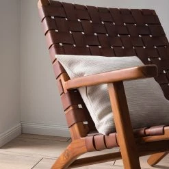 Ars manufacti Fauteuil design Bourbourg - Cuir tressé / Teck massif - marron cognac / Teck 36 Ars manufacti Fauteuil design Bourbourg - Cuir tressé / Teck massif - marron cognac / Teck -Pas Cher Fauteuils Magasin 1000183947 200529 13234400003 DETAILS P000000001000183947