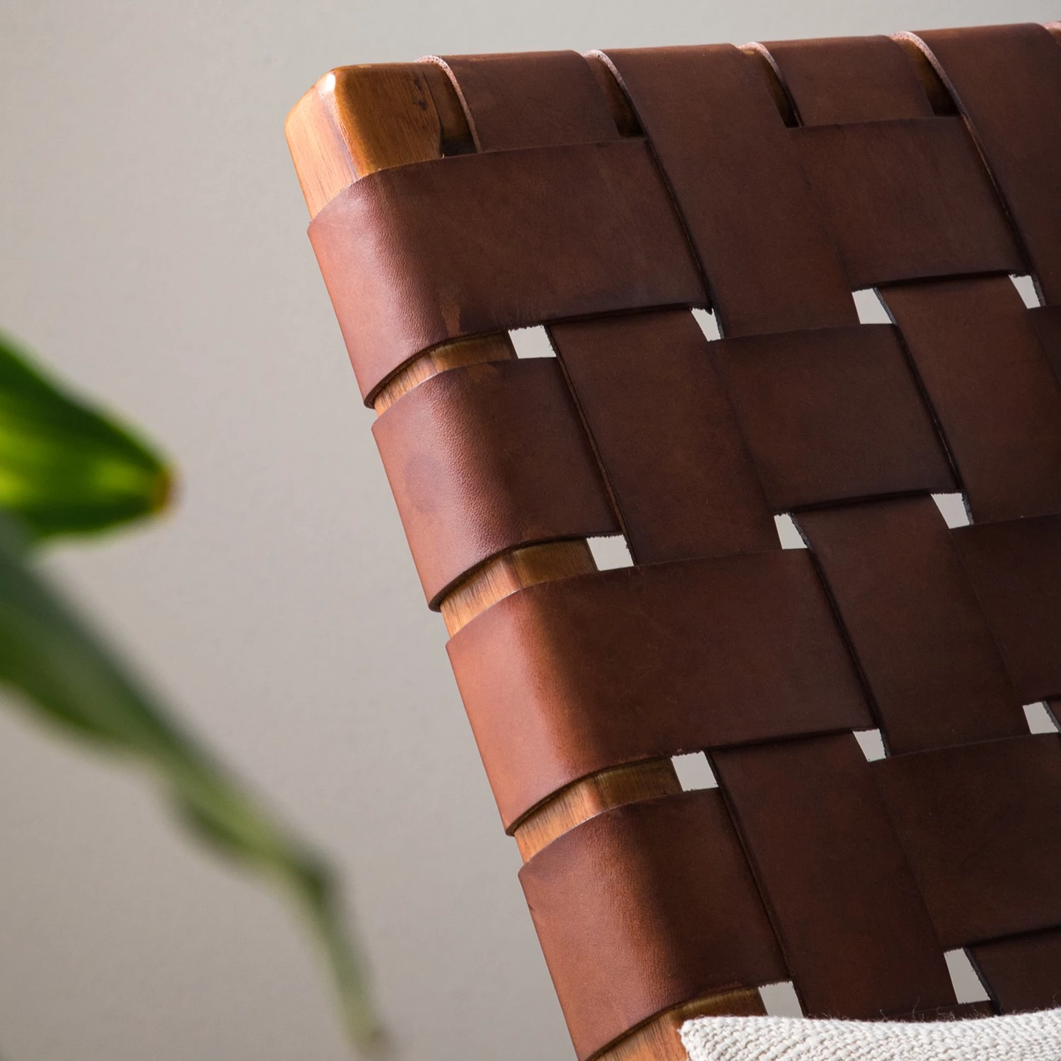 Ars manufacti Fauteuil design Bourbourg - Cuir tressé / Teck massif - marron cognac / Teck 21 Ars manufacti Fauteuil design Bourbourg - Cuir tressé / Teck massif - marron cognac / Teck – Image 19