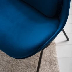 Studio Copenhagen Fauteuil Evie II - Velours / Métal - Bleu foncé / Noir -Pas Cher Fauteuils Magasin 1000273471 220919 023 MOOD DETAILS P000000001000273471 mood